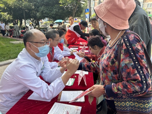 （20240508区中医医院）世界红十字日，中医药健康服务进广场2.JPG