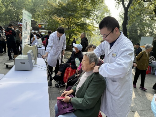 （20241105区中医医院）参加2024无锡健康文化大会暨江苏省中医药宣传月无锡专场活动5.JPG